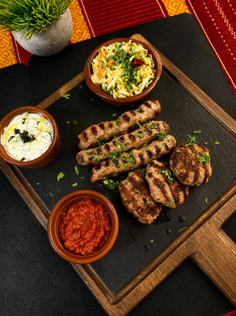 Mix de kebabche y hamburguesas búlgaras