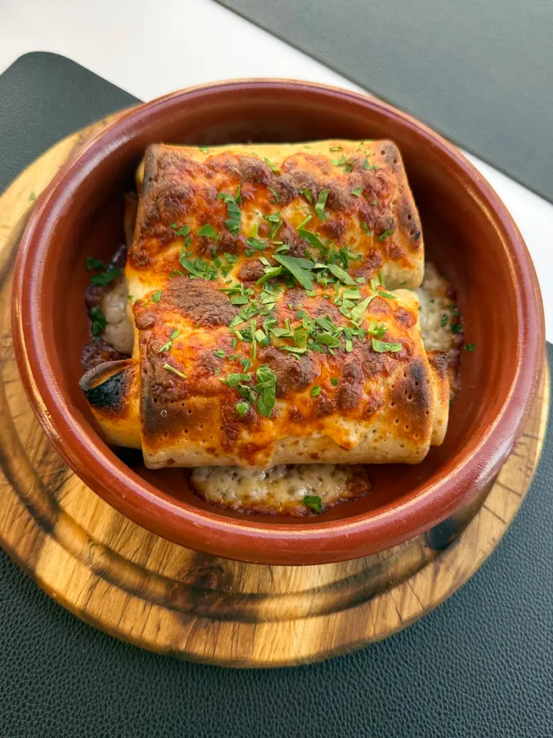 Crepes gratinados con pollo y tres quesos