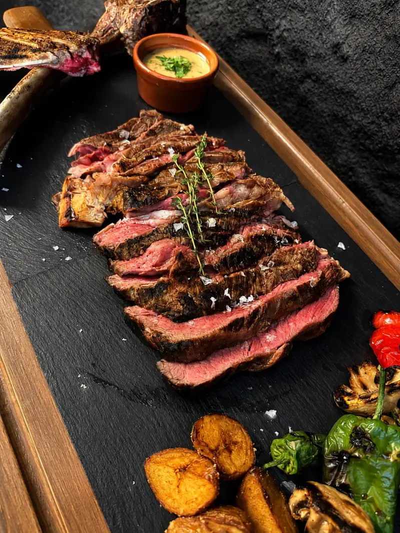 Tomahawk de vaca madurado 25 días a la brasa