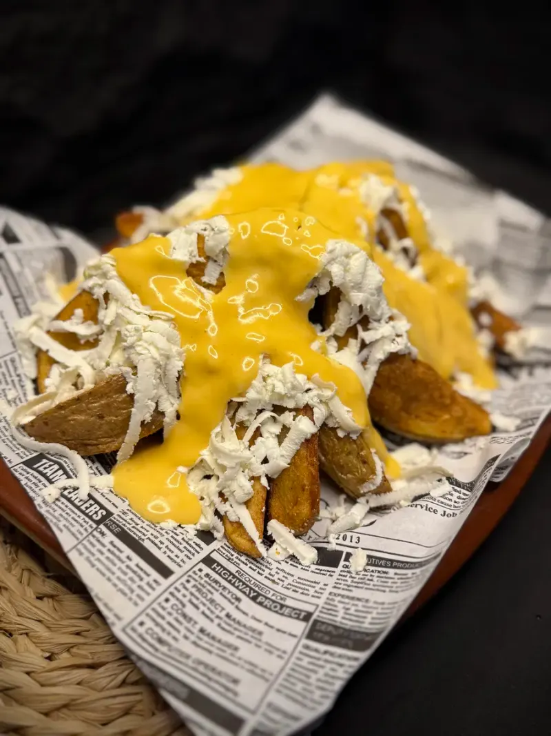 Patatas rústicas con cheddar y queso blanco