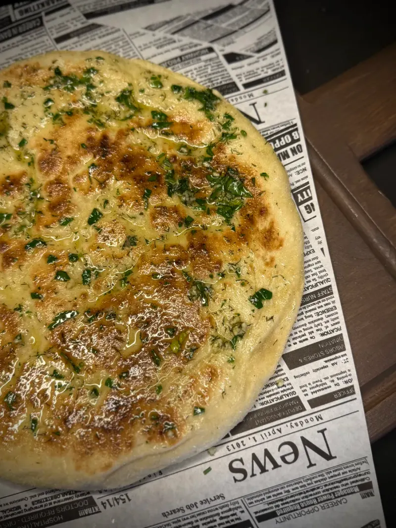 Pan casero con ajo, mantequilla y perejil