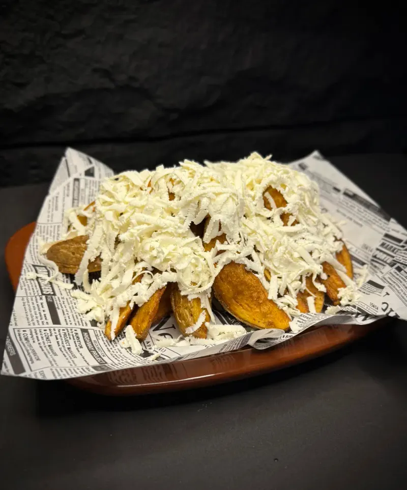 Patatas rústicas con queso blanco